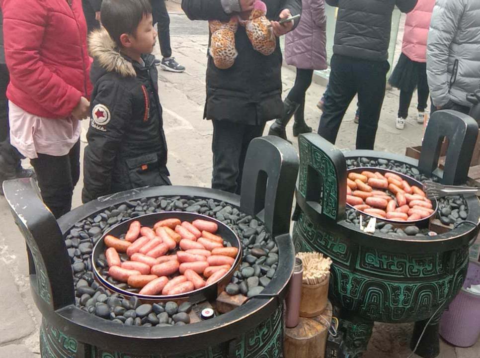漢伯(bo)尅石鍋烤腸貴陽廟會倍受歡迎